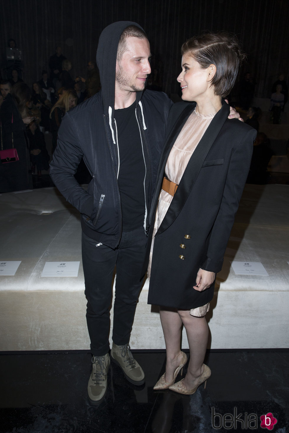 Kate Mara y Jamie Bell cariñosos durante el desfile de 'H&M Studio' en la Fashion Week de París Otoño/Invierno 2016/2017