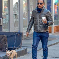 John Legend se relaja tomando café y paseando a su mascota por Nueva York