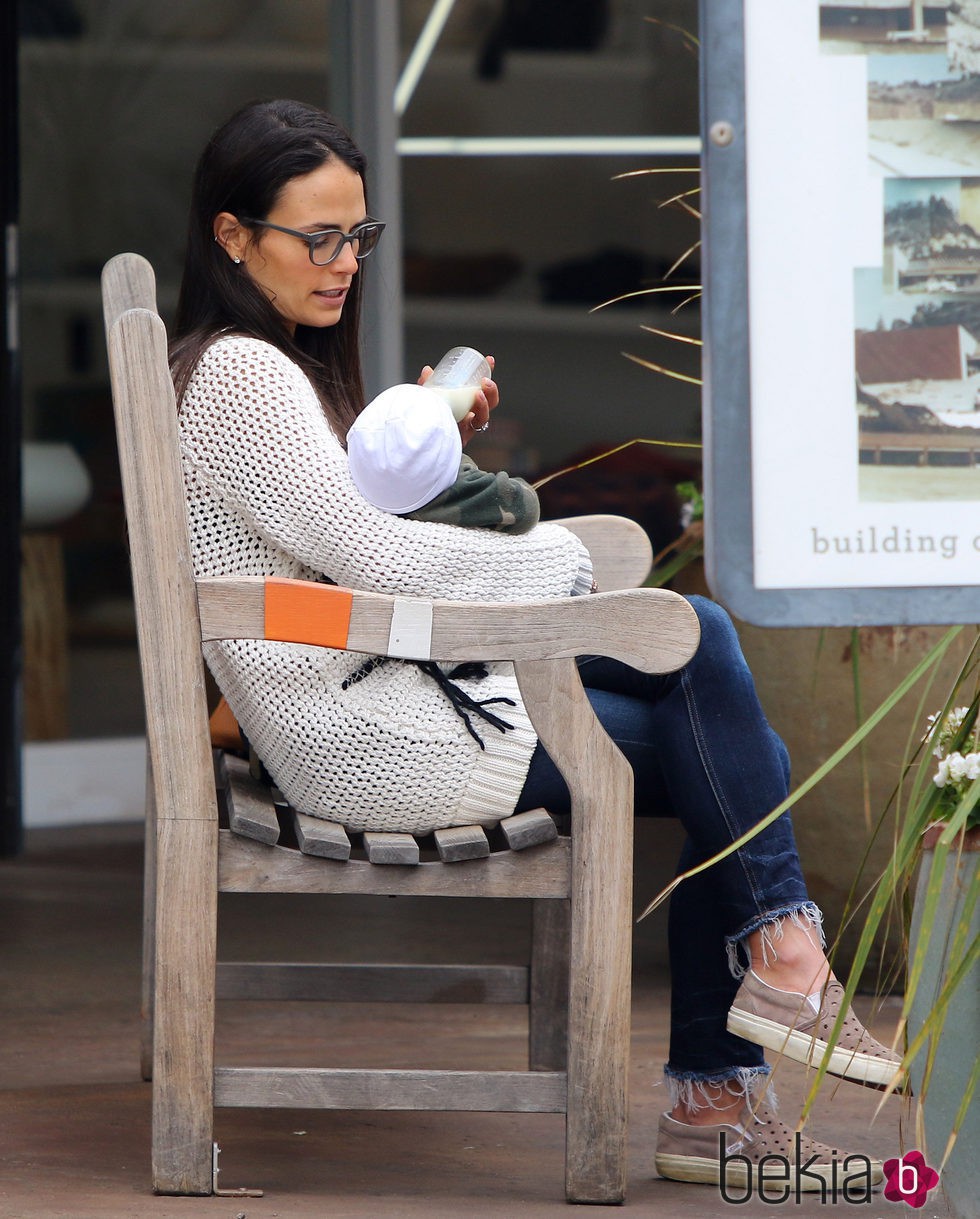 Jordana Brewster dando el biberón a su hijo Julian