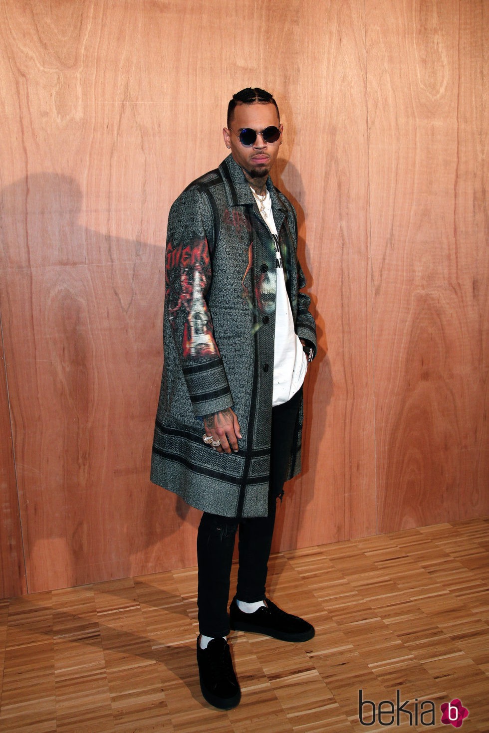 Chris Brown en el front row del desfile de Givenchy en Paris Fashion Week otoño/invierno 2016/2017