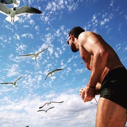 David Bisbal luce cuerpazo en bañador mirando a las gaviotas