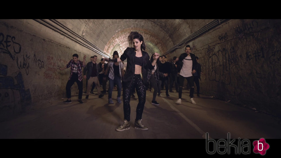 Barei junto a varios bailarines en el videoclip de 'Say yay!'