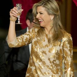 La Reina Máxima de Holanda haciendo un brindis