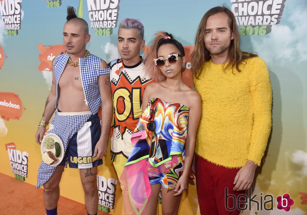Joe Jonas, Cole Whittle, JinJoo Lee y Jack Lawless en los Nickelodeon Kids' Choice Awards