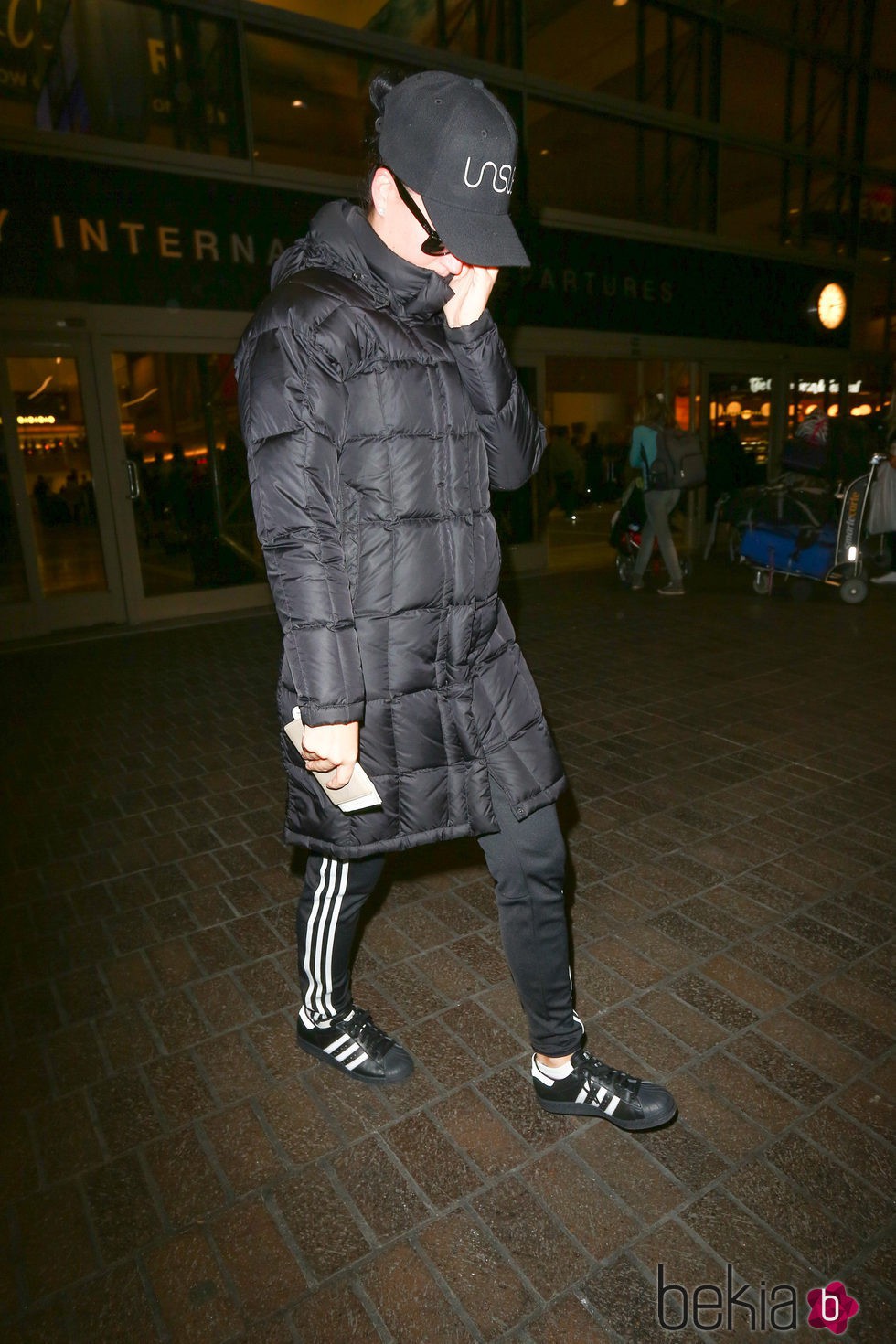 Katy Perry escondida bajo un gran abrigo y una gorra en el aeropuerto de Los Angeles