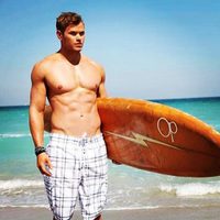 Kellan Lutz con el torso desnudo en la playa