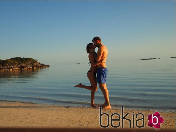 Taylor Swift y Calvin Harris besándose románticamente