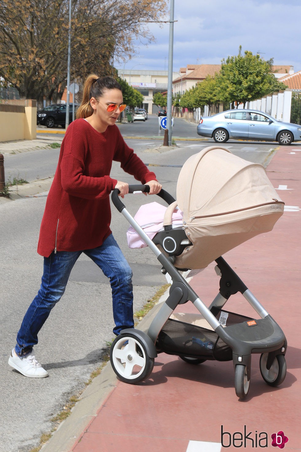 Irene Rosales paseando a su hija Ana tras comprometerse con Kiko Rivera