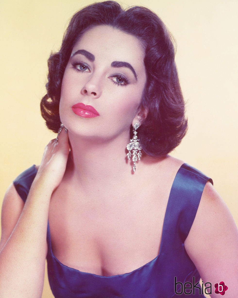 Elizabeth Taylor posando para uno de sus retratos fotográficos