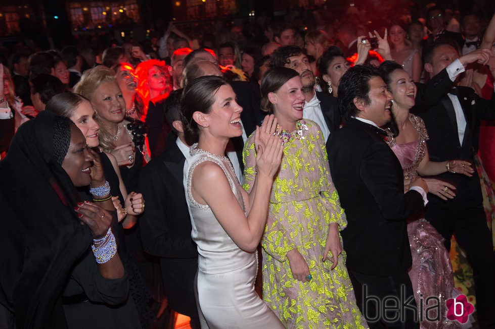 Carlota Casiraghi disfrutando de la música en el Baile de la Rosa 2016
