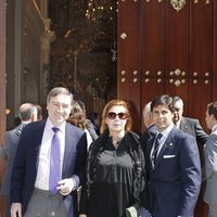 Fran Rivera explicando la Semana Santa de Sevilla a Ágatha Ruiz de la Prada y Pedro J. Ramírez