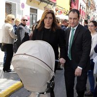 Susana Díaz y su marido José María Moriche con su hijo en la Semana Santa de Sevilla 2016