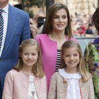 La Reina Letizia junto a la Princesa Leonor y la Infanta Sofía en la Misa de Pascua 2016