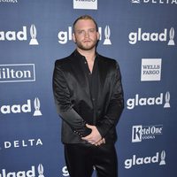 August Getty en el photocall de los Premios GLAAD Media 2016 