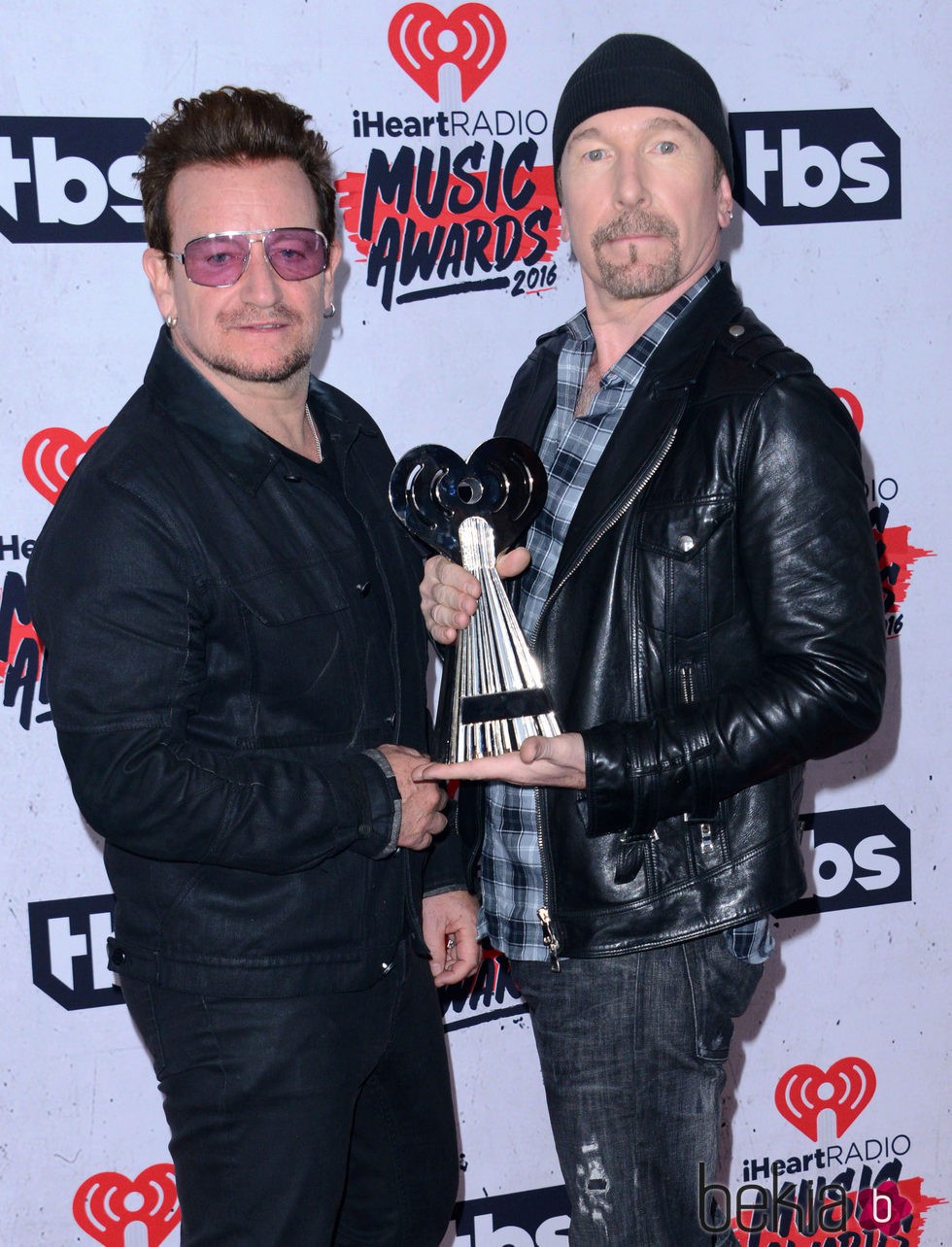 U2 posando con su Premio iHeartRadio Music 2016