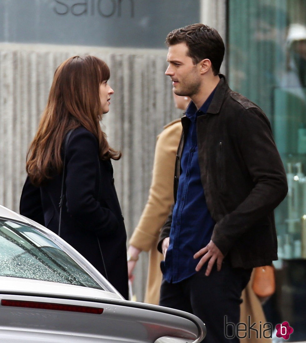 Dakota Johnson y Jamie Dornan se miran en el rodaje de 'Cincuenta sombras más oscuras'