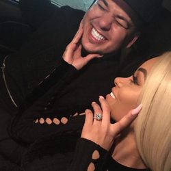 Blac Chyna posa sonriente junto a su anillo de compromiso 