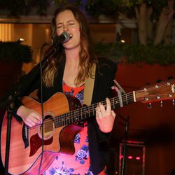 Leighton Meester actuando en un evento benéfico