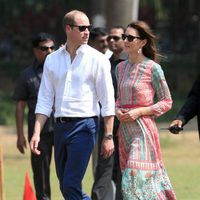 Duques de Cambridge acuden a un evento con ONGs en su viaje a la India