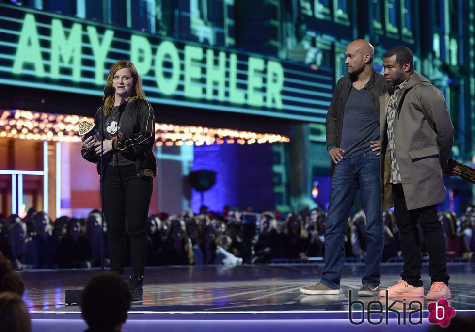 Amy Poehler recogiendo su Premio MTV Movie Awards 2016 