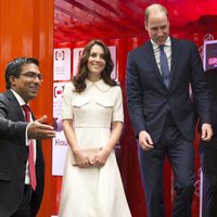 Duques de Cambridge reunidos en la embajada británica en su viaje a la India