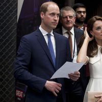 Duques de Cambridge visitan un espacio social en su viaje a la India