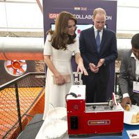 Duques de Cambridge prueban la gastronomía de Bombay en su viaje a la India
