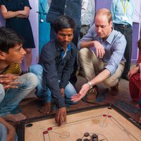 Los Duques de Cambridge jugando con unos jóvenes en Nueva Delhi