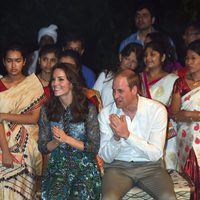 Los Duques de Cambridge se divierten en tradicional Festival Bihu en su viaje a la India