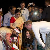  El Príncipe Guillermo y Kate Middleton cariñosos con un niño en su viaje a la India