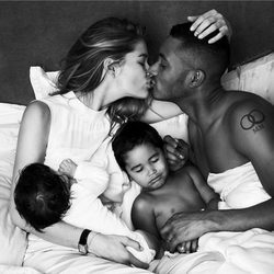 Doutzen Kroes dando el pecho a su hijo en la portada de Vogue Holanda