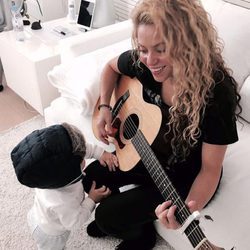 Shakira toca la guitarra ayudada por su hijo Sasha 