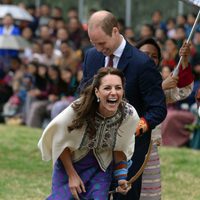 Kate Middleton ríe divertida tras practicar tiro con arco en Bhutan