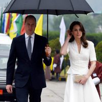 Los Duques de Cambridge visitan Chutan bajo la lluvia