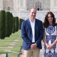 Los Duques de Cambridge posando delante del Taj Mahal durante su visita a India