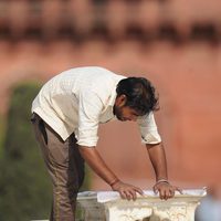 Operario limpiando el banco del Taj Mahal para que se sentaran los Duques de Cambridge