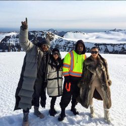 Kim y Kourtney Kardashian junto a Kanye West y un amigo de la familia en Islandia
