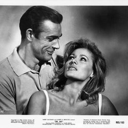 Sean Connery y Ursula Andress en 'James Bond: Dr. No'