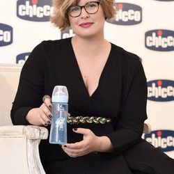 Tania Llasera con un biberón en un acto de Chicco