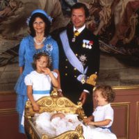 Los Reyes de Suecia con sus hijos Victoria, Carlos Felipe y Magdalena cuando eran pequeños