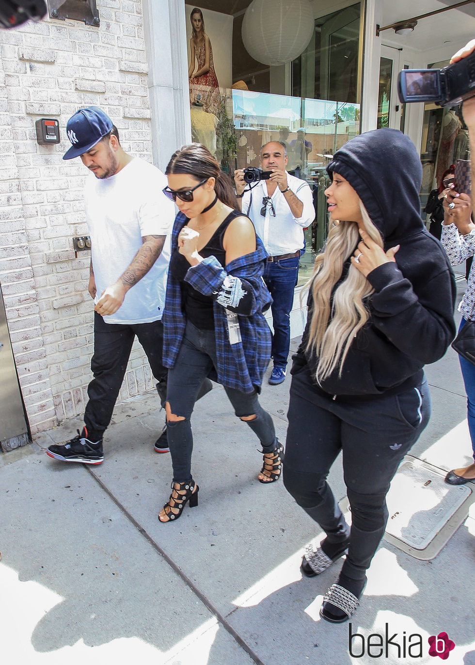 Blac Chyna, Kim y Rob Kardashian saliendo de un restaurante en Beverly Hills