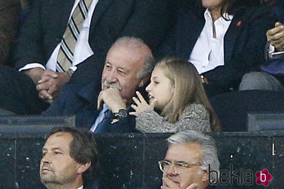 La Princesa Leonor hablando con Vicente del Bosque en la semifinal de la Champions 2016