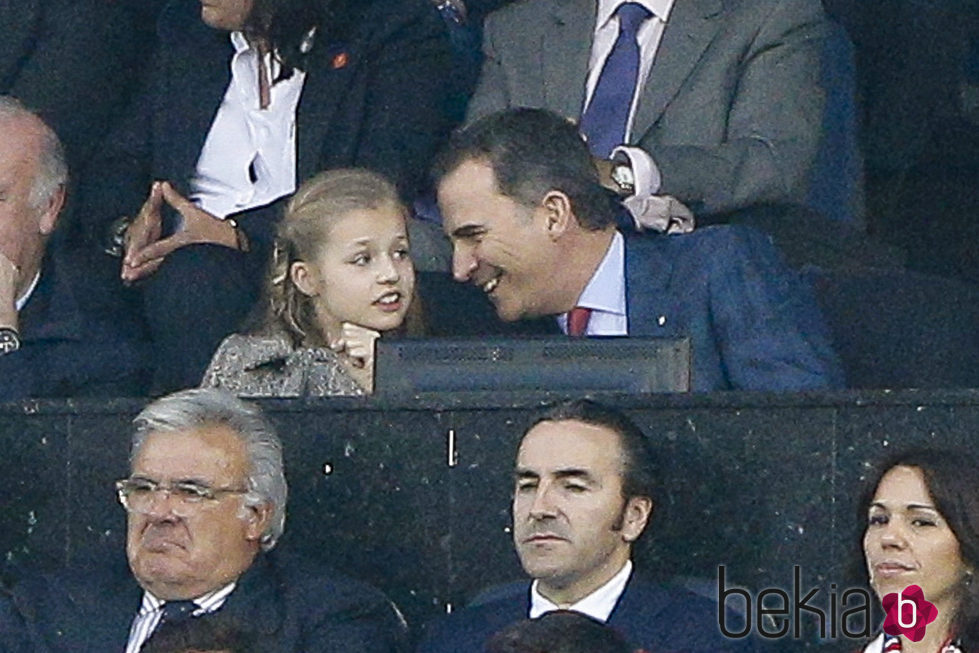 La Princesa Leonor hablando con el Rey Felipe en la semifinal de la Champions 2016