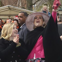 La Reina Máxima de Holanda alza un ramo de flores para celebrar el Día del Rey 2016