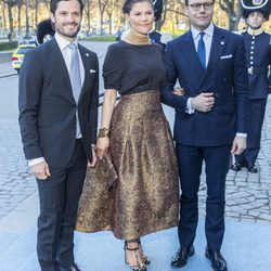 Príncipe Carlos Felipe de Suecia, Princesa Victoria y Príncipe Daniel en el 70 cumpleaños del Rey Gustavo de Suecia. 