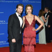 Matthew Morrison y Renee Puente en la Fiesta de Corresponsales 2016 en la Casa Blanca