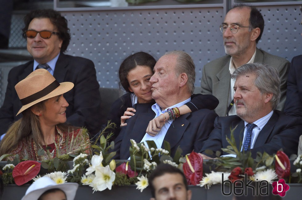 Victoria Federica besa al Rey Juan Carlos junto a la Infanta Elena en el Madrid Open 2016
