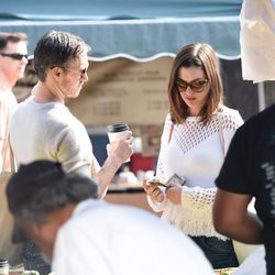 Anne Hathaway, con unos billetes, y Adam Shulman en un mercado de Los Ángeles