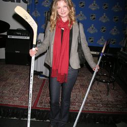 Emily VanCamp en un partido de hockey sobre hielo