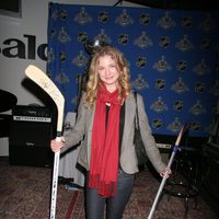 Emily VanCamp en un partido de hockey sobre hielo
